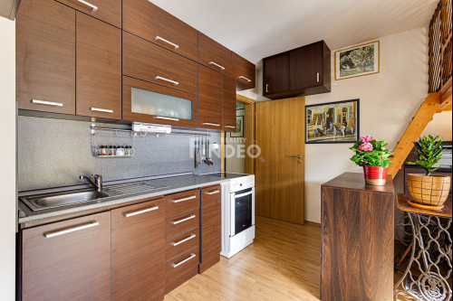 Novostavba 1+kk/terasa + předzahrádka Hostivice, parkovací stání