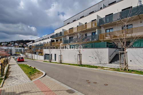 Pronájem bytu 2+kk/terasa Waltrovka, sklep, garážové stání