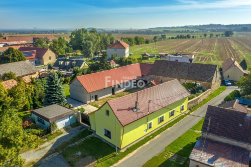 Prodej rodinného domu 4+kk Břežany I, pozemek 1513 m2, po rekonstrukci